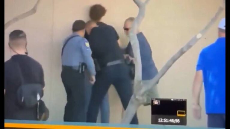 Ryder Corral, fue arrestado este domingo en Phoenix, Arizona, por dañar un monumento en memoria de Charlie Kirk, la mañana de este domingo.