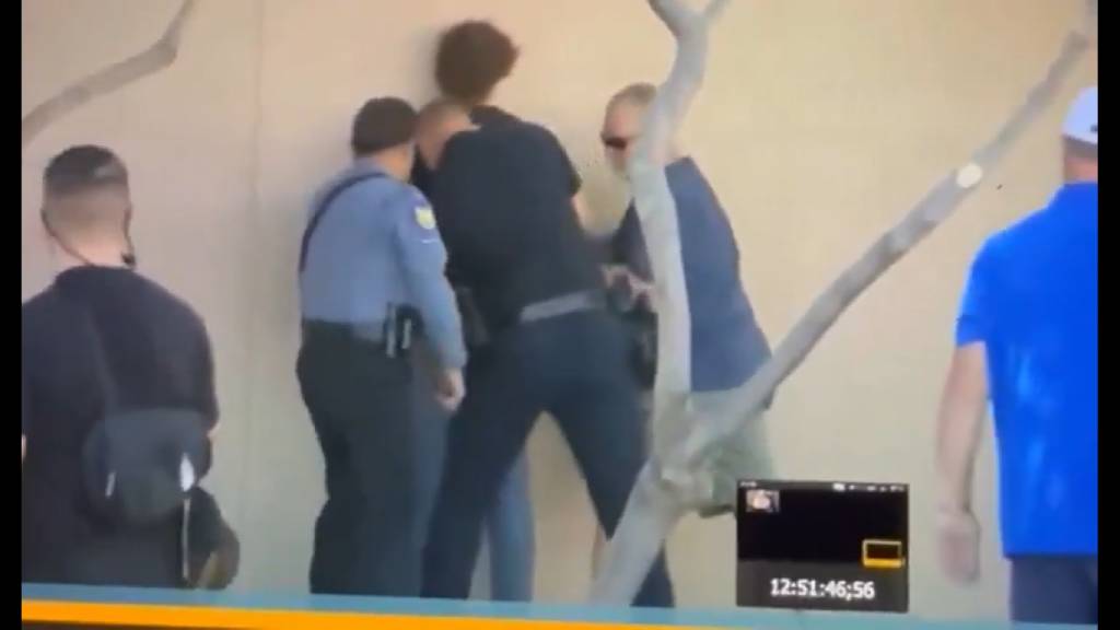 Ryder Corral, fue arrestado este domingo en Phoenix, Arizona, por dañar un monumento en memoria de Charlie Kirk, la mañana de este domingo.