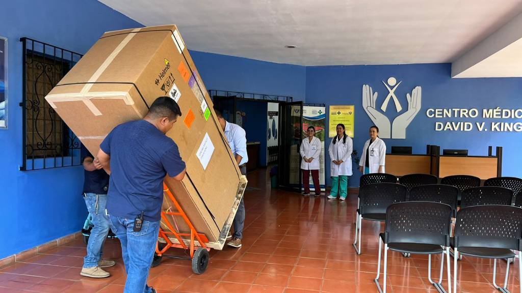 FUSAL, en colaboración con Direct Relief y Salvadoran American Humanitarian Foundation, entregaron refrigeradores médicos.