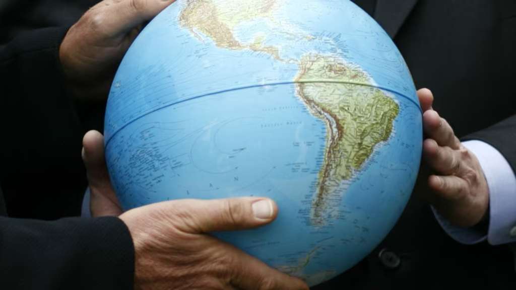 Se centra en cómo utilizar sus recursos económicos, como el comercio, las inversiones y las sanciones para ejercer influencia global.