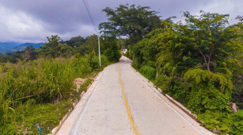 Más de 2,000 habitantes del caserío El Coco y cantón Santa Lucía, en Chiltiupán, La Libertad Costa, tienen calle con superficie de concreto.