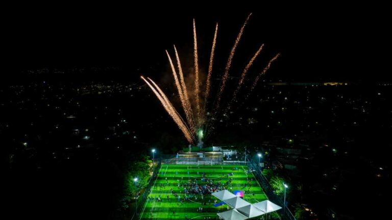 El omplejo deportivo consta de una cancha de fútbol con grama sintética, iluminación, graderíos techados y área de juegos infantiles.