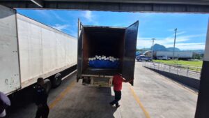 Gobierno de El Salvador, incautó 405 sacos de fertilizante transportados ocultos en un furgón procedente de Guatemala con destino Nicaragua.