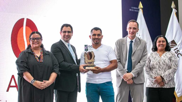 Cristian Arévalo, ganador "Catador Nacional 2025" representará a El Salvador en el World Cup Tasters, en Bangkok, Tailandia, en mayo de 2026.