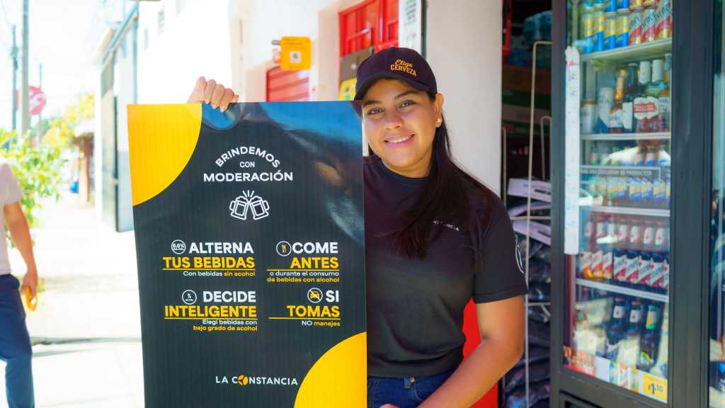 La Constancia impulsa la campaña “Brindemos con Moderación” para promover el consumo moderado de bebidas alcohólicas en El Salvador.
