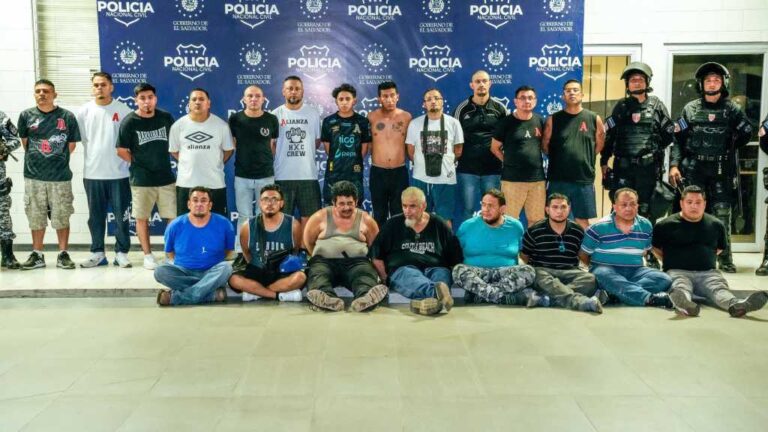 Luego de cometer hechos criminales, la PNC, capturó a un grupo de revoltosos de la barra de Alianza FC, quienes atacaron aficionados del FAS