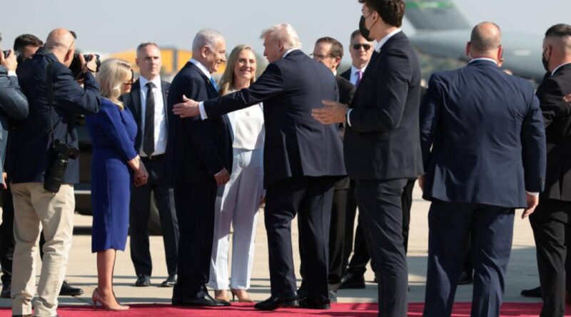 El presidente Donald Trump, aterrizó en el Aeropuerto Ben-Gurion a las 9:42 am, luego de sobrevolar la Plaza de los Rehenes en Tel Aviv.