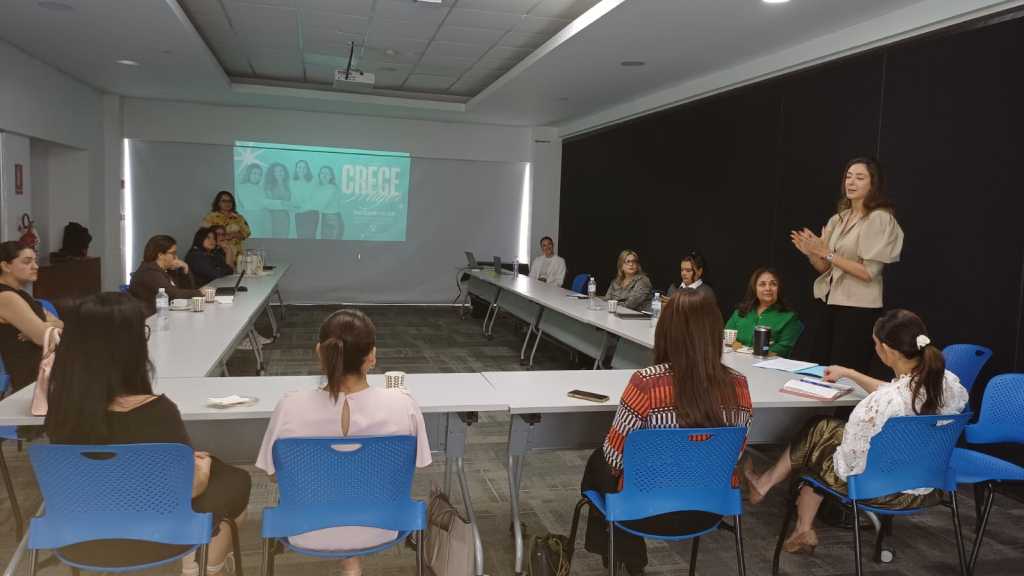 Crece Mujer es un espacio de encuentro, aprendizaje e inspiración para mujeres que buscan crecer profesional, personal y emocionalmente.