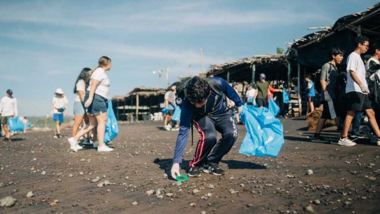 n1co busca proteger la biodiversidad costera, reducir la contaminación y promover la educación ambiental ymanejo adecuado de los desechos.