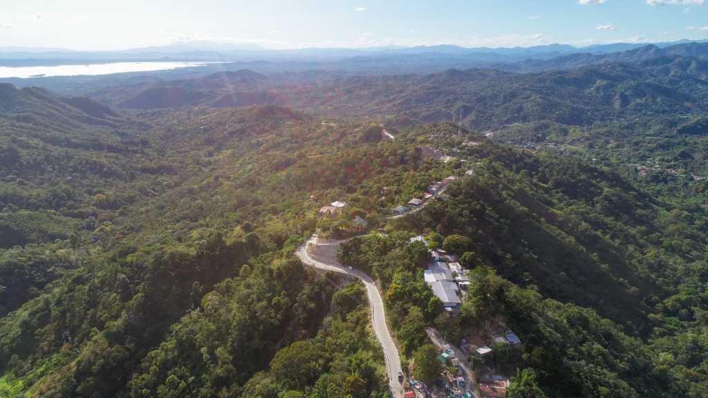 Más de 5,000 habitantes del distrito de Comalapa, en Chalatenango Sur, son beneficiados con la nueva calle de 3.4 kms construida por la DOM.