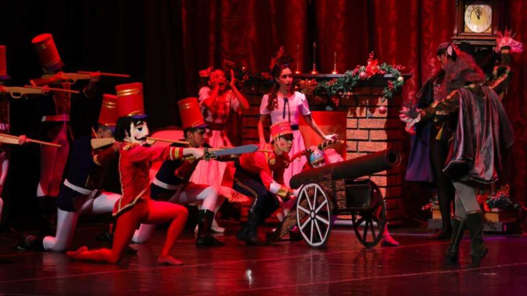 El Ministerio de Cultura presentó el espectáculo propio de la época navideña "El Cascanueces" en el Teatro Presidente
