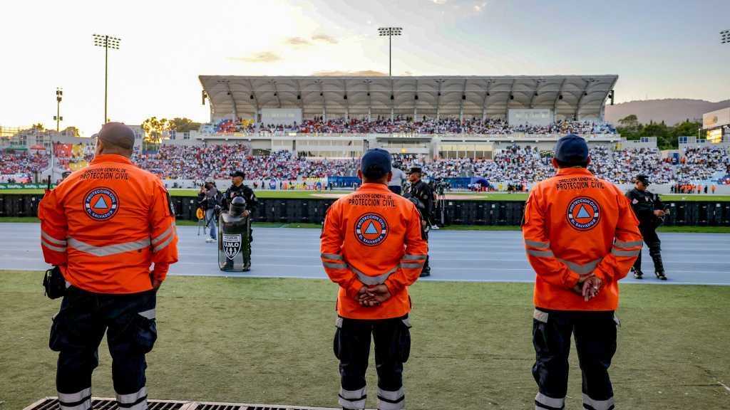 Un amplio dispositivo de seguridad dentro y fuera del Estadio Jorge “El Mágico” González, desplegó el gobierno el sábado.