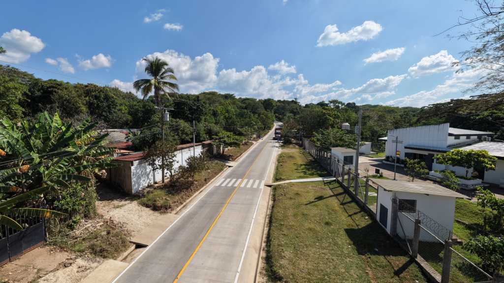 La calle del cantón Zacamil, Guazapa, San Salvador Norte, reconstruida por el gobierno del presidente Bukele, beneficia a 10 mil personas.