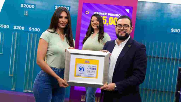 Como reconocimiento a su aporte al desarrollo económico y social del país, la Lotería Nacional, dedicó el sorteo 436 al Banco Hipotecario.