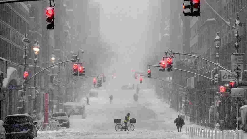 Se trata de una tormenta de nieve intensa que ha sido calificada como una de las más fuertes en años recientes al noreste de Estados Unidos.