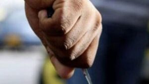 Mano de hombre con un cuchillo