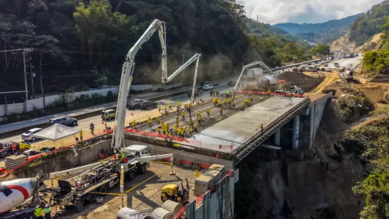 El Gobierno del presidente Nayib Bukele, construye puente carretera Panamericana, tramo Los Chorros, parte del viaducto Francisco Morazán.
