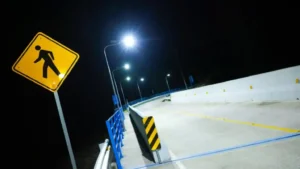 El puente iluminado sobre el río El Jute, construido por la Dirección de Obras Municipales, beneficia a familias de Zaragoza, La Libertad.