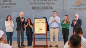 Se trata de un hotel de 153 habitaciones frente al Aeropuerto Internacional de El Salvador, San Óscar Arnulfo Romero y Galdámez.