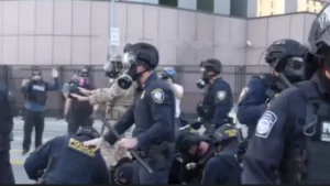 Turbas anti Trump, se enfrentaron, con la policía frente a un complejo federal en Los Ángeles durante protestas del movimiento “No Kings”