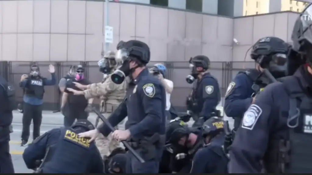 Turbas anti Trump, se enfrentaron, con la policía frente a un complejo federal en Los Ángeles durante protestas del movimiento “No Kings”