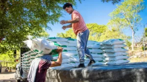 AGROCENTA entregó a domicilio 400 quintales de fertilizantes a la cooperativa El Edén, en Sonsonate que beneficia a más 78 productores.