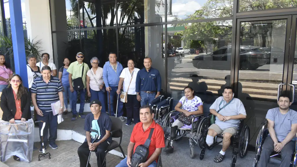 En su trayectoria, ha impulsado iniciativas en educación financiera, atención al adulto mayor, formación de jóvenes y apoyo al emprendimiento