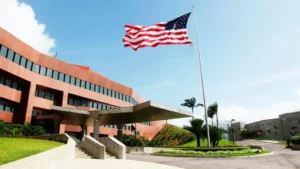 La Embajada de EEUU en Caracas reanudó formalmente operaciones el 30 de marzo de 2026, tras siete años de ruptura diplomática con el Chavismo.