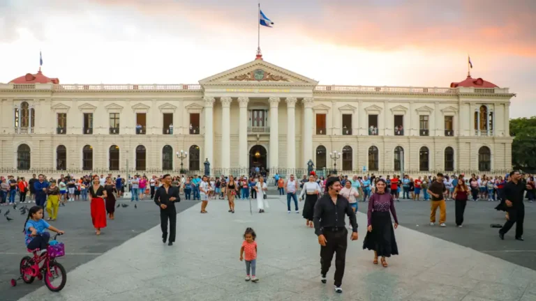 El Centro Histórico de San Salvador, se convertió en uno de los destinos más visitados por turistas nacionales y extranjeros en Semana Santa.