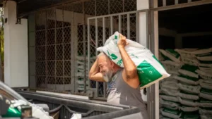 Centenares de agricultores son beneficiados con los insumos agrícolas de AGROCENTA en Usulután, una iniciativa del MAG y el CENTA.