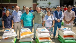 FAO se sumó a las estrategias del gobierno en la entrega 1,800 kits agrícolas a familias de Ahuachapán ante la llegada del fenómeno del niño
