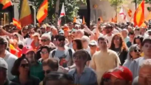 Los manifestantes exigen la dimisión del presidente Pedro Sánchez, en medio de la creciente presión política por investigaciones judiciales