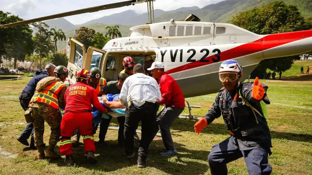 Una mujer de 60 años que permaneció atrapada durante 86 horas bajo los escombros de La Guaira, fue rescatada con vida.