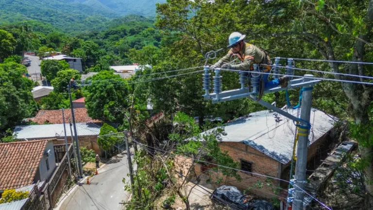 AES CLESA, empresas de AES El Salvador, moderniza la infraestructura eléctrica en zonas rurales de Santa Ana, Sonsonate y Ahuachapán.