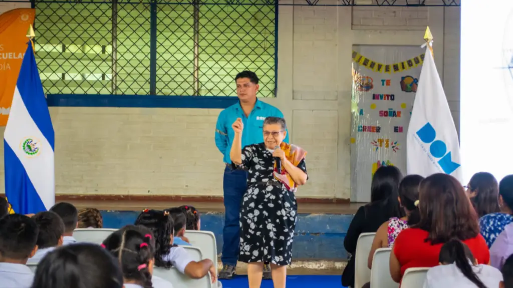 Más de 240 estudiantes del Centro Escolar Cantón Planes de Santa Lucía, en Chinameca, contarán con modernas instalaciones educativas