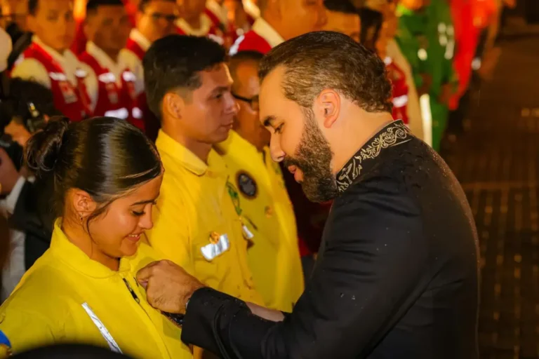 Presidente Bukele y vicepresidente Ulloa condecoran a rescatistas por su loable labor en Venezuela