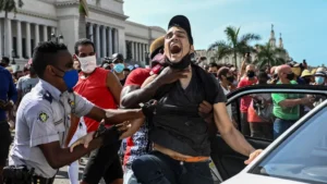 Más de 1,300 personas permanecen catalogadas como presos políticos en Cuba, incluidos participantes de las manifestaciones del 11J.