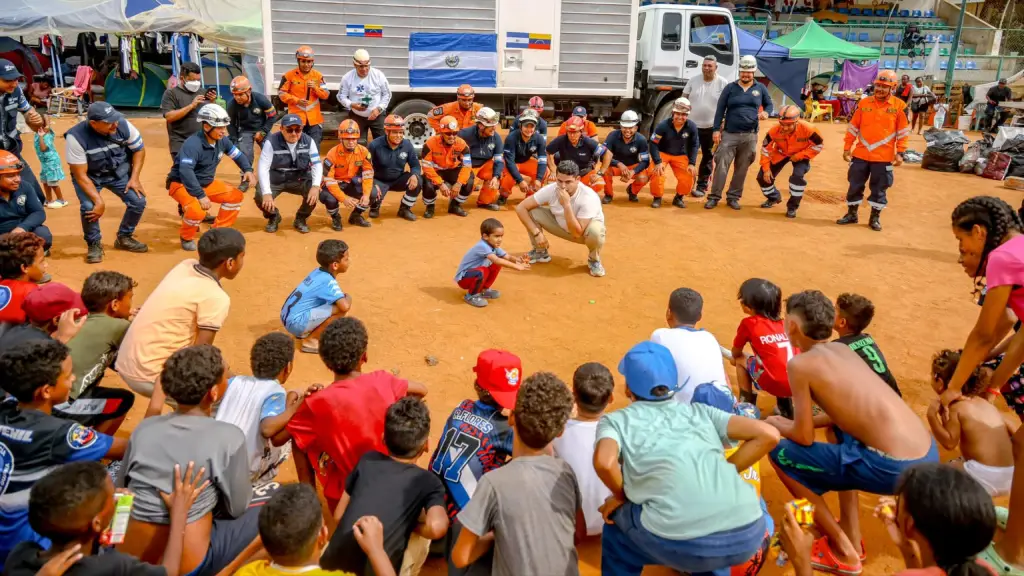 La misión humanitaria salvadoreña mantiene activa la búsqueda, rescate, asistencia integral y atención psicológica dirigidas a los niños.