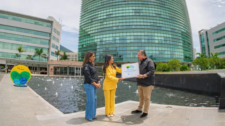 Plaza Futura, el área comercial del World Trade Center de San Salvador, recibióel Sello Family Friendly promovido por la primera dama.