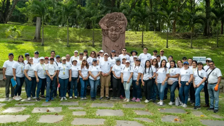 Crecer desarrolló una jornada de reforestación y limpieza en el Parque Balboa, en Los Planes de Renderos al sur de la capital salvadoreña.