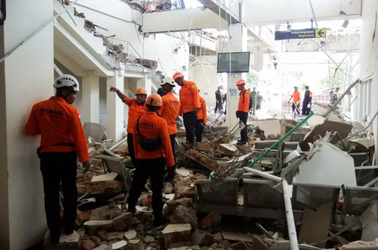 Más de 40 muertos y 2,000 evacuados por terremoto en Indonesia