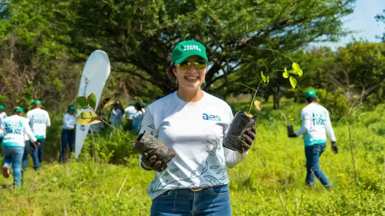 Por cuarto año consecutivo, el voluntariado corporativo de AES El Salvador reforestaron el Área Natural Protegida Complejo Los Cóbanos.